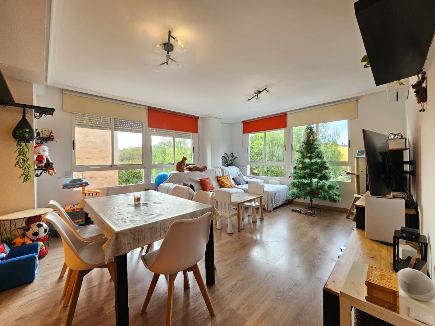 PRECIOSA VIVIENDA EN LA ZONA DE AZORIN, CON PLAZA DE GARAJE, TRASTERO Y BALCÓN.