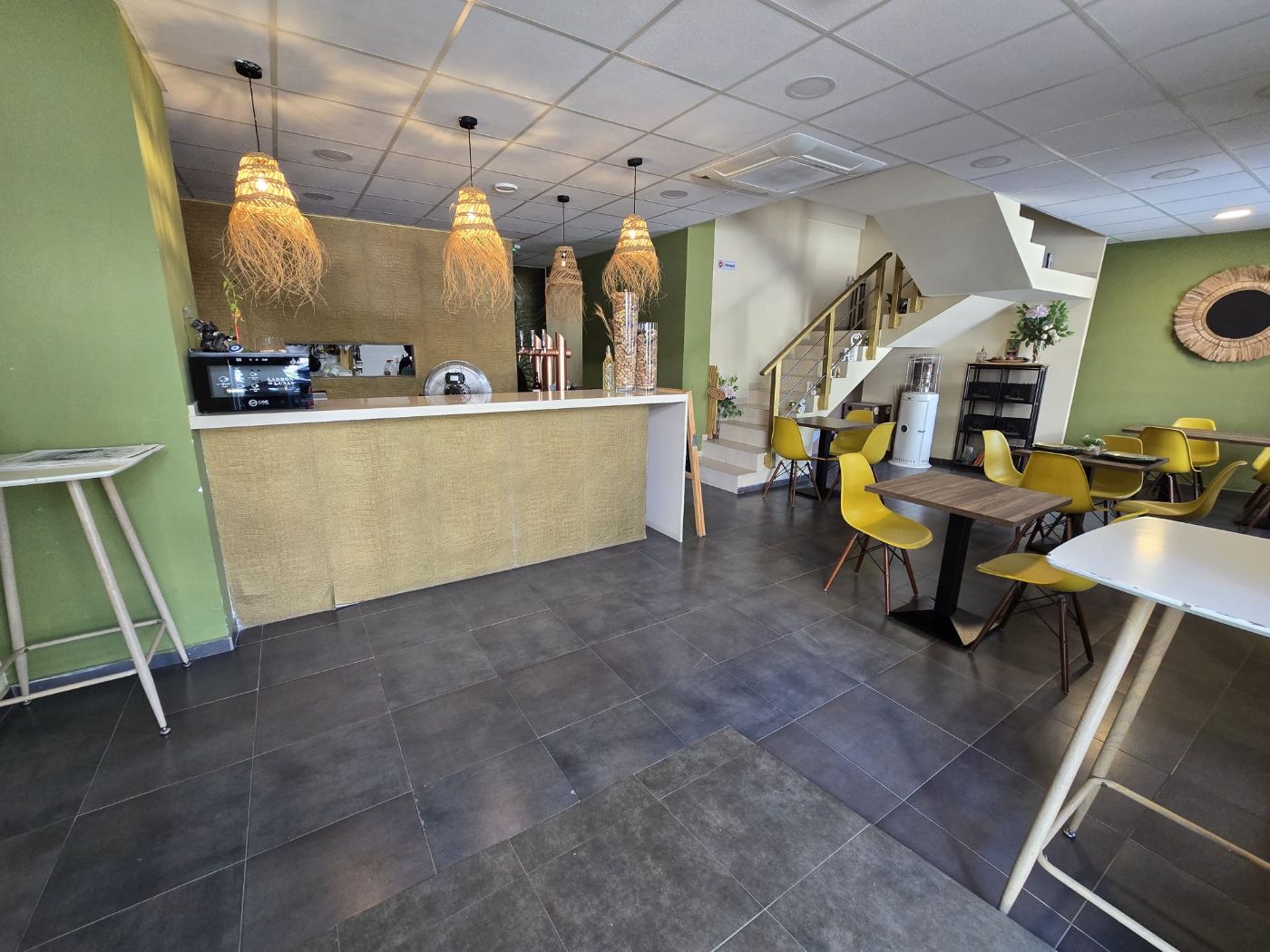 ? ¡Oportunidad Única en el Parc Central de Torrent! ?  Traspaso de Bar Cafetería con Encanto, Estilo y Exclusividad.