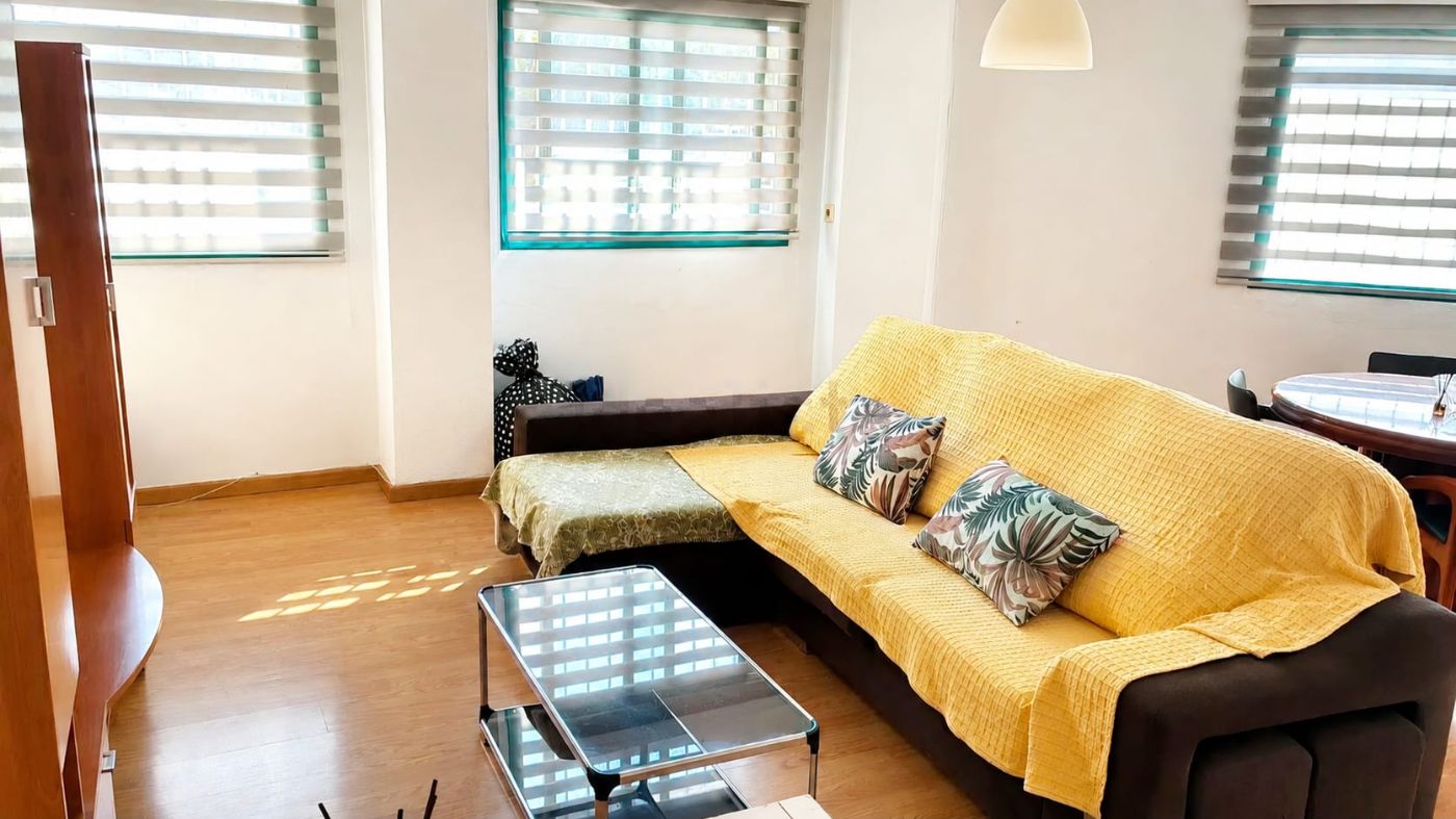 ENTREPLANTA, CON 1 DORMITORIO Y 2 BA&Ntilde;OS.