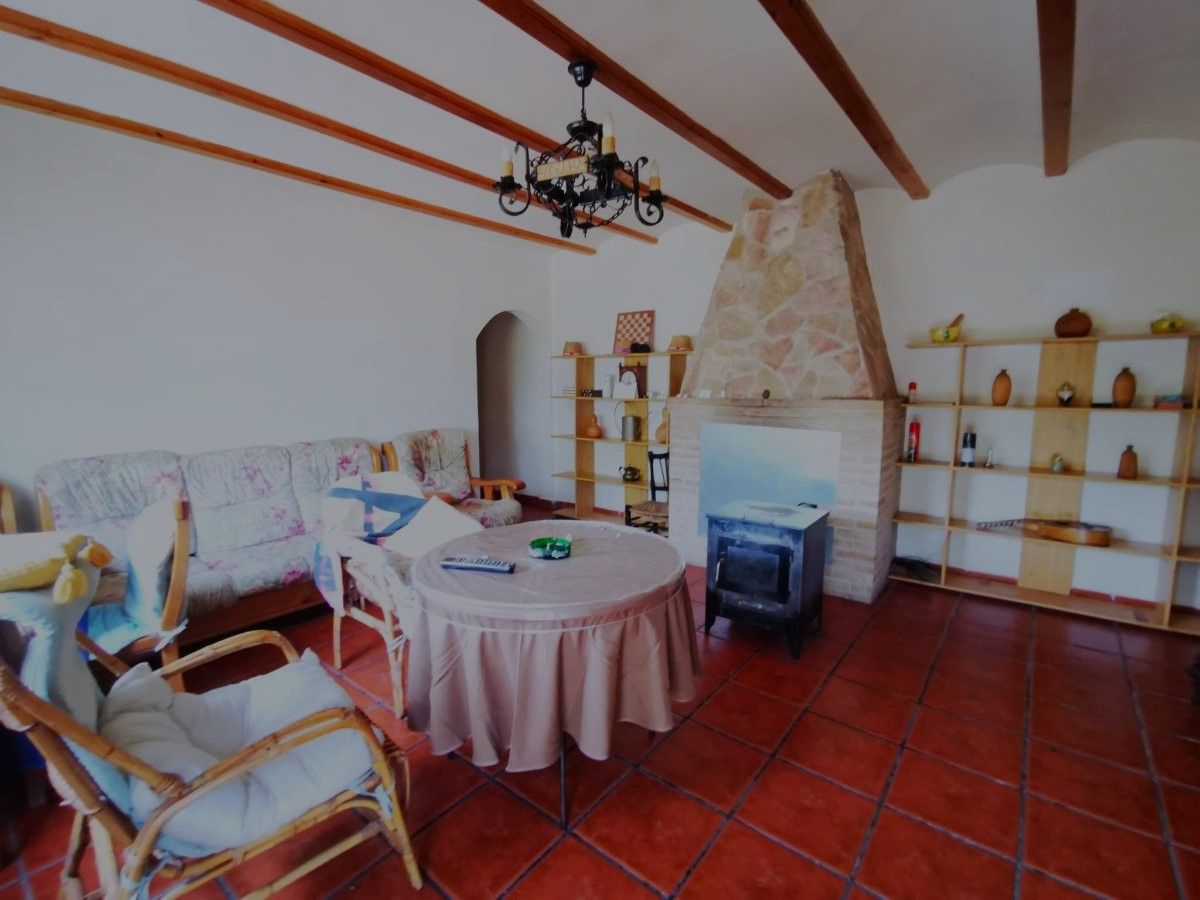 CHALET EN MONTROY CON OLIVOS, MUCHO TERRENO Y POZO PROPIO