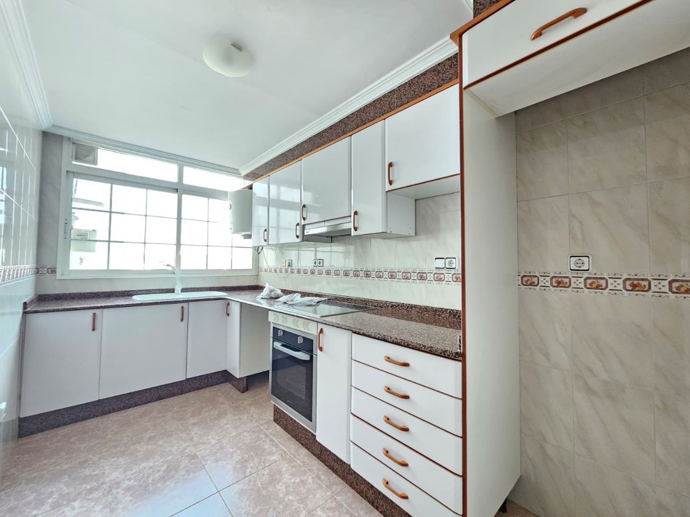 DISPONIBLE PARA MARZO.