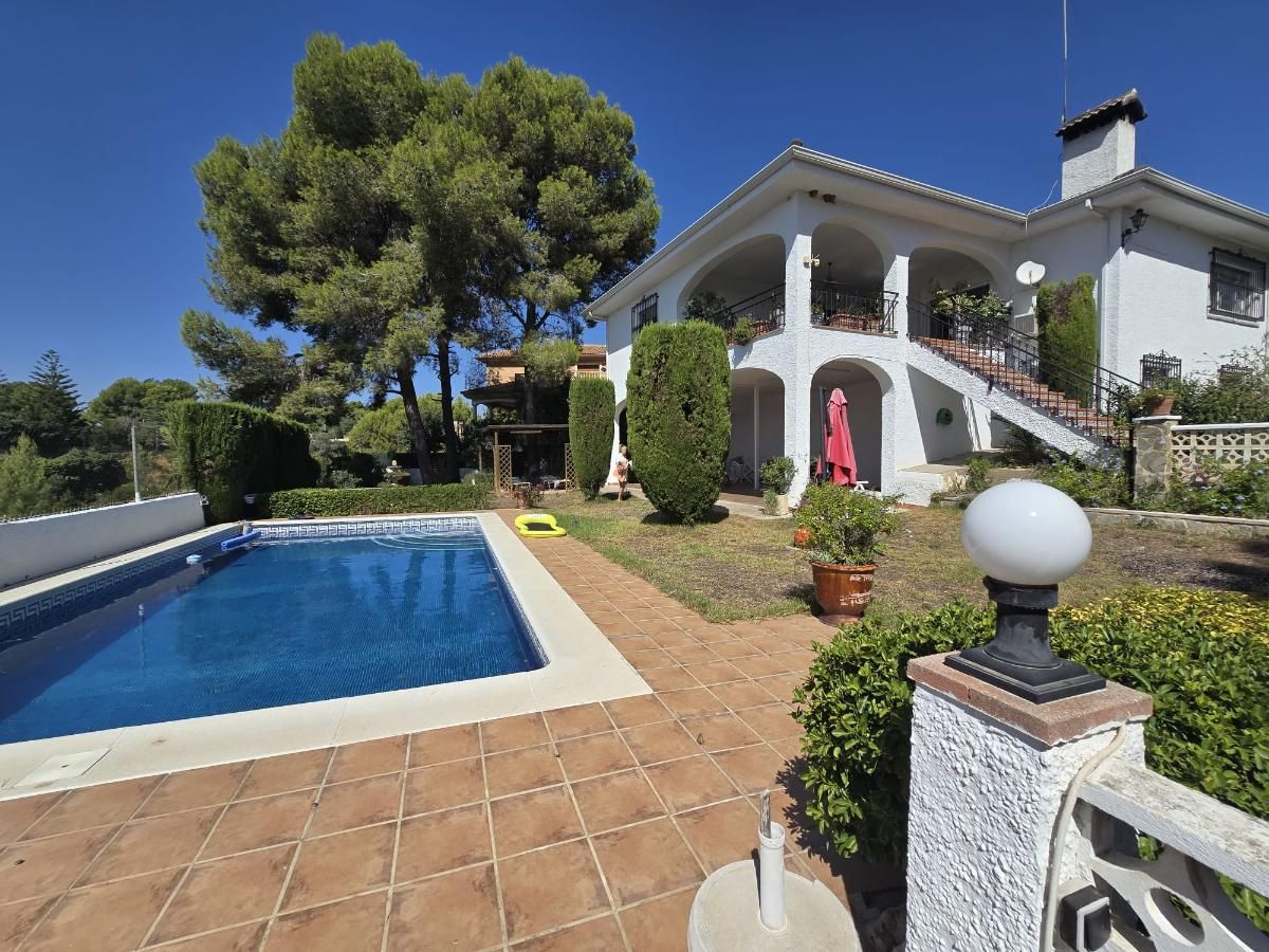 GRAN VILLA SOBRE PARCELA URBANA EN LA URBANIZACI&Oacute;N VIRGEN DE MONTSERRAT, A SOLO 10 MINUTOS DE TORRENT