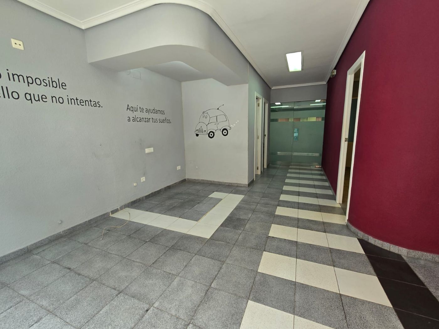 OPORTUNIDAD ÚNICA! ESPACIOSO LOCAL COMERCIAL EN UNA DE LAS CALLES MÁS CÉNTRICAS DE LA CIUDAD.
