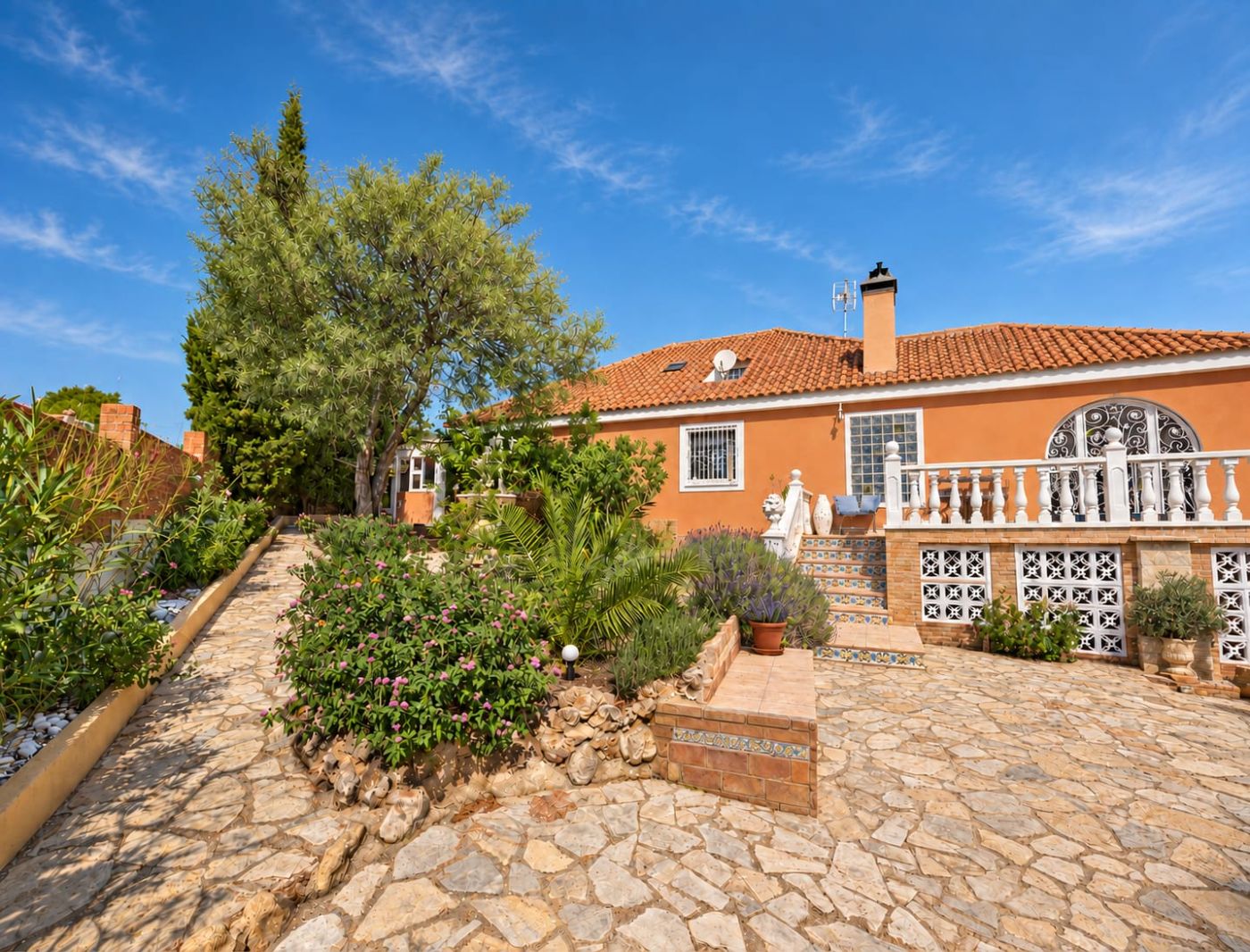 VILLA DE LUJO CON PISCINA, DOS ESTUDIOS INDEPENDIENTES Y ESPACIOS PARA DISFRUTAR EN MONTROI