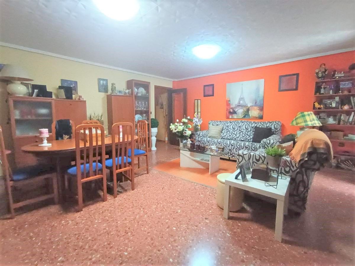 VIVIENDA SEMINUEVA EN CALLE VALENCIA