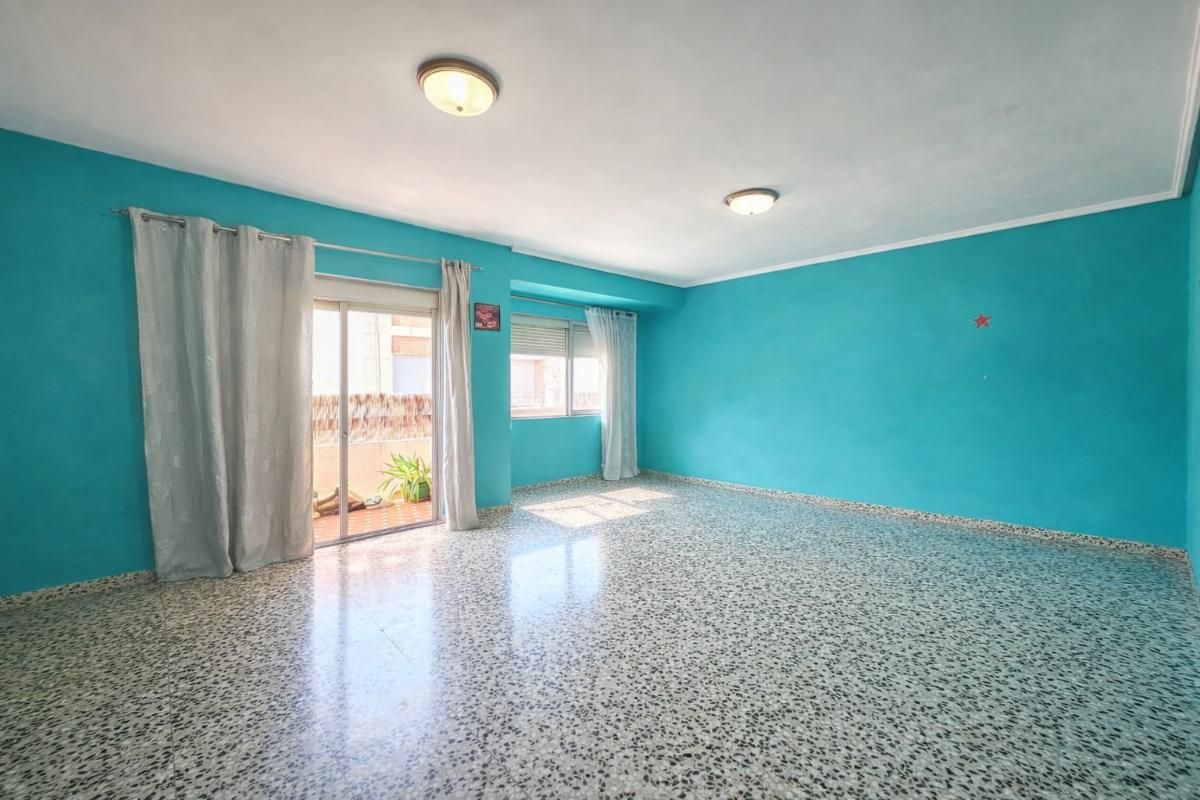 ZONA FUENTE DE LAS RANAS, OPORTUNIDAD DE INVERSI&Oacute;N, LA VIVIENDA SE ENCUENTRA EN UNA 4&ordf; PLANTA SIN ASCENSOR, CON POSIBILIDAD DE INSTALACION